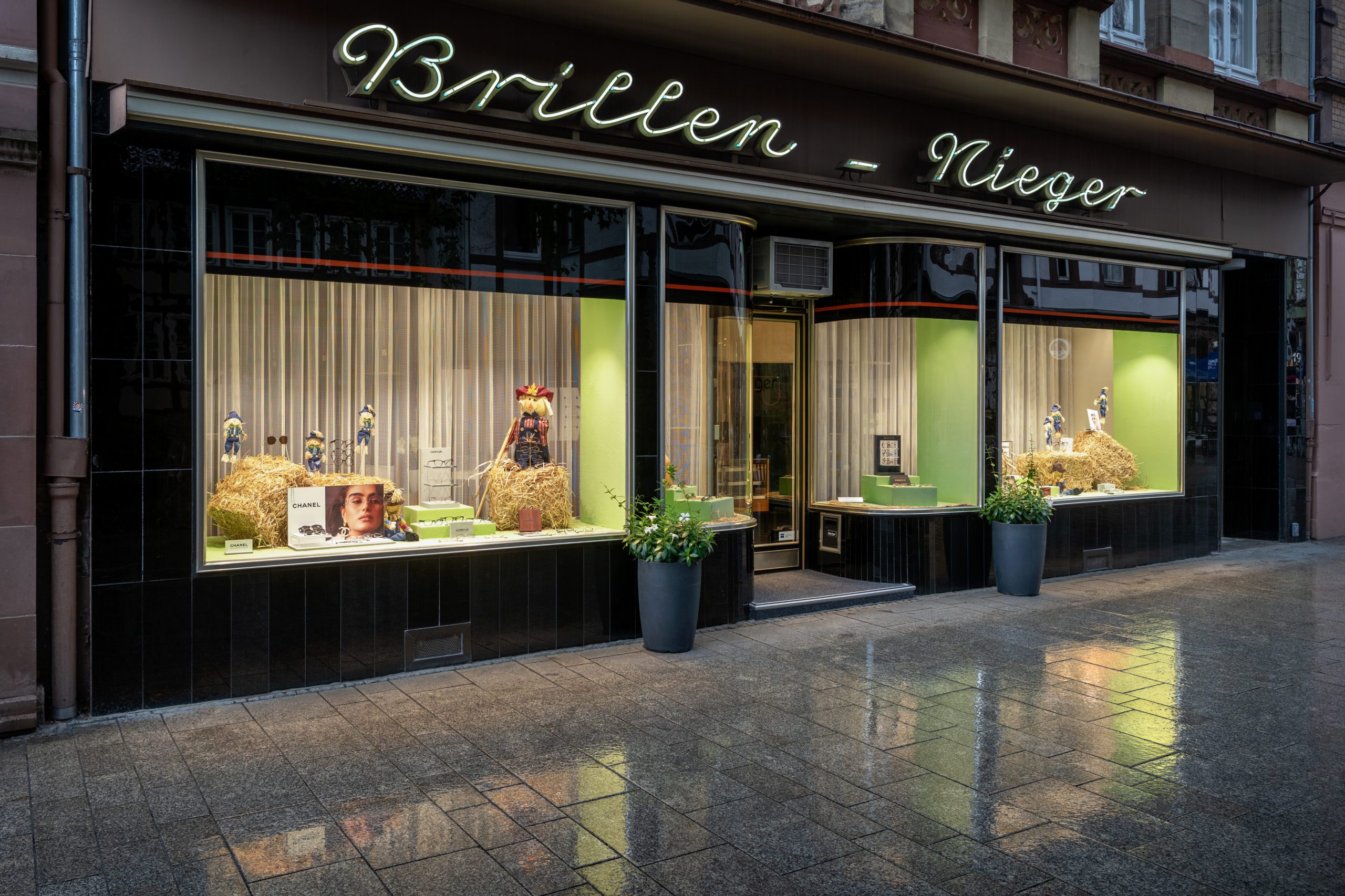 Aussenaufnahme der Geschäftsräume der Firma Briellen-Nieger in Farbe in Schrägansicht